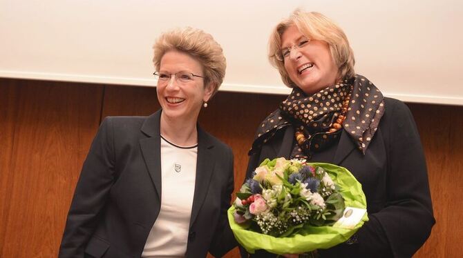 Freude über die Wiederwahl: Baubürgermeisterin Ulrike Hotz (rechts) mit OB Barbara Bosch.