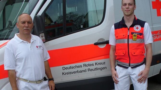 Die beiden DRK-Mitarbeiter Jürgen Leuze und Sascha Endries (von links), Endries hat den orangen CO-Warner am Revers.  FOTO: PR