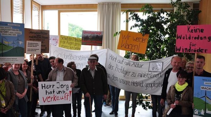 Eine Delegation aus dem Gammertinger Stadtteil Kettenacker demonstrierte jetzt im Gemeinderat Sigmaringen gegen die Windkraftplä