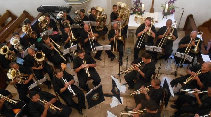 Die südafrikanische Mamre Moravian Brassband reißt die Zuhörer mit. Sie ist in der hiesigen Region auf Tour, zu der seit vielen