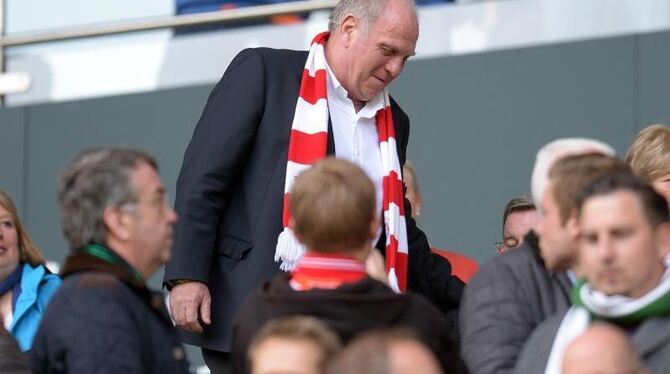 Der Münchener Präsident Uli Hoeneß steht auf der Tribüne. Foto: Federico Gambarini/Archiv