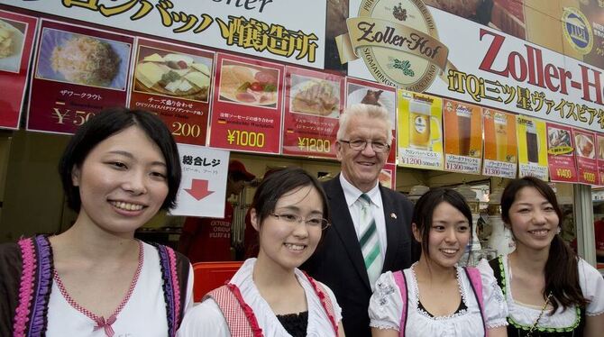 Zufällige Begegnung für Winfried Kretschmann auf dem Oktoberfest in Tokio. Japanische Dirndlträgerinnen und Zoller-Hof Bier aus