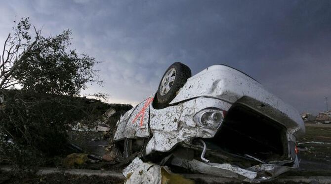 Der wuchtige Tornado riss unzählige Autos davon. Foto: Ed Zurga