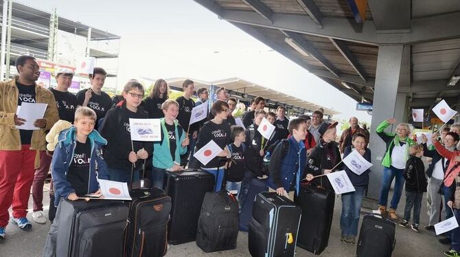 Japan ruft: Die Delegation der »capella vocalis« vor der Abfahrt am Reutlinger Bahnhof. FOTO: TRINKHAUS