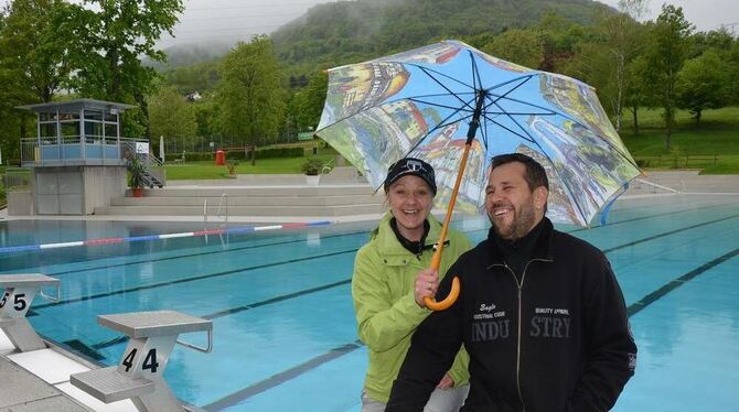 Der Schönbergturm ist nur auf dem Pfullinger Schirm zu erkennen, unter dem Schwimmmeister Andreas Moll und seine Frau Kerstin vo