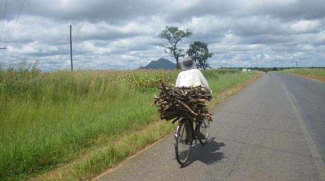 Das Fahrrad ist in Afrika ein unentbehrliches alltägliches Transportmittel.