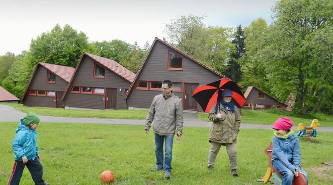 Der Himmel ist trüb, die Stimmung nicht: Familie Garcia genießt ihren Urlaub im Feriendorf Sonnenmatte in Erpfingen.  FOTO: TRIN