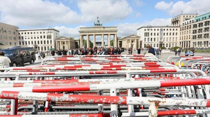 Absperrgitter für die Fanmeile vor dem Brandenburger Tor in Berlin. Foto: Stephanie Pilick