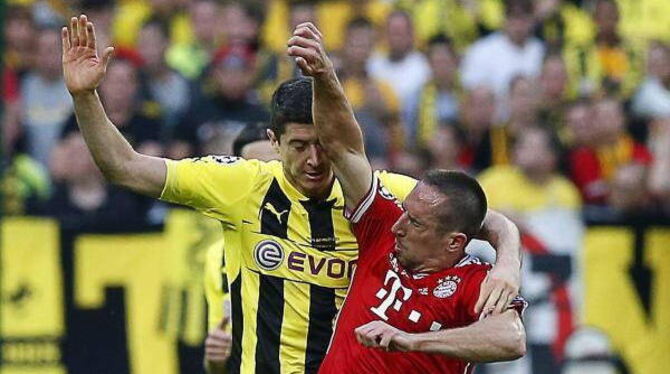 Gefrustet von der Attacke des agilen Robert Lewandowski schlägt Franck Ribéry mit dem Arm um sich. Foto: Kerim Okten