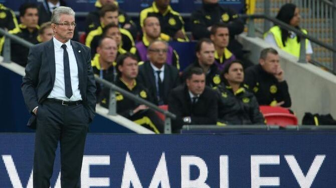 Trainer Jupp Heynckes beobachtet das Spiel seines Teams. Foto: Friso Gentsch