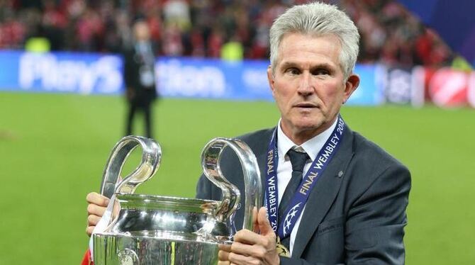 Jupp Heynckes mit dem ersehnten CL-Pokal. Foto: Friso Gentsch