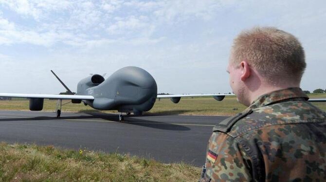 Eine »Euro Hawk«-Drohne auf dem Flugfeld eines Bundeswehr-Stützpunkts. Foto: Angelika Warmuth/Archiv