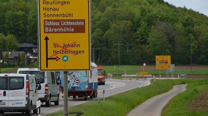 Bis Ende Juni ist die Strecke zwischen Holzelfingen und Kleinengstingen dicht, auch die Holzelfinger Ortsdurchfahrt. GEA-FOTO: B