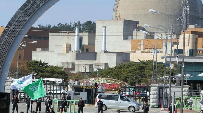 Protest gegen Atomkraft vor den südkoreanischen Reaktoren Yeonggwang 5 und 6. Foto: Yonhapnews/Archiv