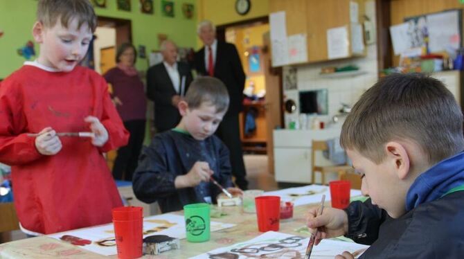 Alexander, Arthur und Luca (von links) malen im Kindergarten Kunterbunt, einer integrativen Einrichtung von Lebenshilfe und KbF