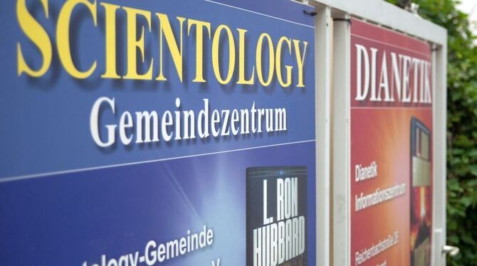 Ein Hinweisschild des Gemeindezentrums der Scientology-Gemeinde Baden-Württemberg, aufgenommen in Stuttgart-Bad Cannstatt. Nicht