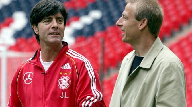 Der ehemalige Bundestrainer Jürgen Klinsmann (r) trifft auf das DFB-Team von Joachim Löw. Foto: Oliver Berg