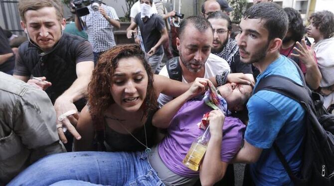 Bei dem Polizeieinsatz in Istanbul wurden Dutzende Menschen verletzt. Foto: Tolga Bozoglu