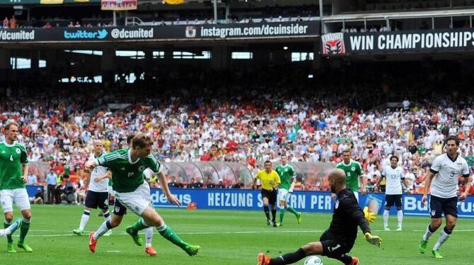 Bezeichnend für das Spiel: Abwehrspieler Per Mertesacker (l) hatte die beste Torchance in der 1. Halbzeit. Foto: Thomas Eisen