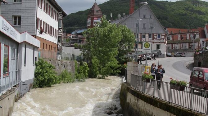 Die Elsach ist in Bad Urach zum reißenden Strom angeschwollen. Weiter oben soll der vermisste Mann in den Wasserlauf gestürzt se