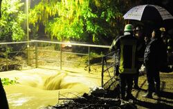 Mössingens OB Michael Bulander schaut sich die Lage beim Geißbach an.