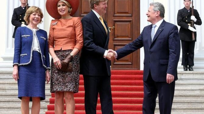 Bundespräsident Joanchim Gauck und seine Lebensgefährtin Daniela Schadt empfangen das niederländische Königspaar. Foto: Wolfg