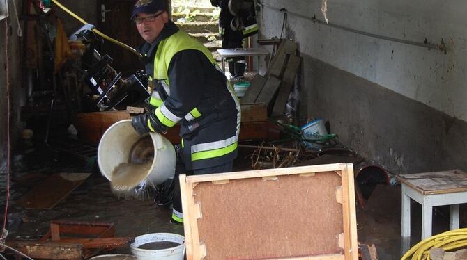 Mit Pumpen, mit Eimern, mit Lappen: Beim Einsatz in den vom Hochwasser überfluteten Kellern entlang der Lauchert, wie hier in Ha