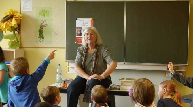 Die Schriftstellerin Dagmar Chidolue stellt sich im voll besetzten Klassenzimmer den Fragen der neugierigen Zuhörer. FOTO: SCHMI