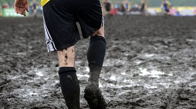 Damit das Training nach dem Hochwasser nicht zur Schlammschlacht gerät, bietet der Württembergische Sportbund betroffenen Verein