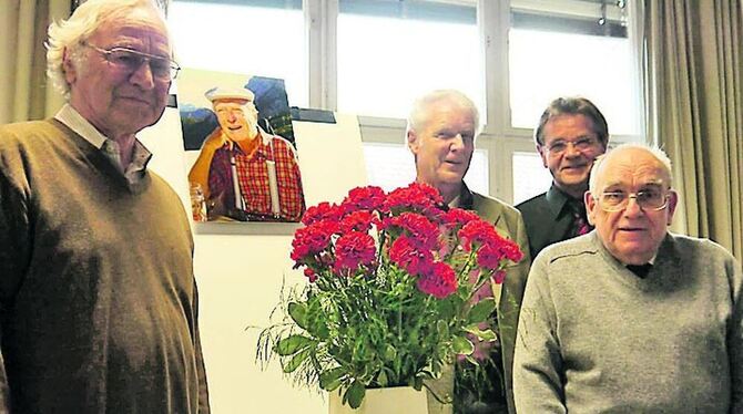 Hans-Otto Binder, Karl-Heinz Geist, Gerd Weimer und Alfred Braun (von links) erinnern sich an Erwin Geist. FOTO: SCHMID