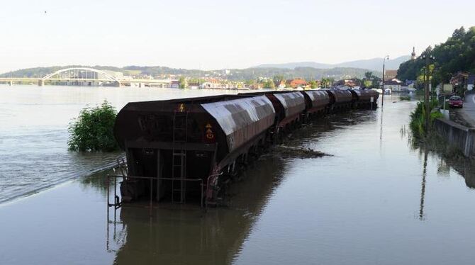 Ein Güterzug steht in Deggendorf im Hochwasser. Foto: Tobias Hase