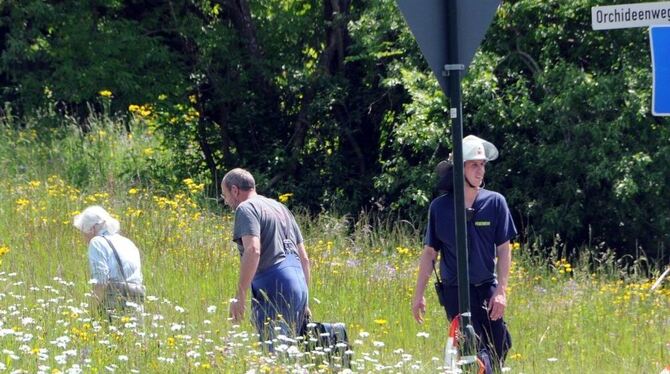 Das große Ausräumen hat begonnen: Am gestrigen Donnerstag konnten die Bewohner der Öschinger Landhaussiedlung wichtige Habseligkeiten aus den Wohnhäusern holen. GEA-FOTO: MEYER