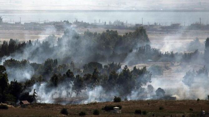 Rauch steigt nach Schusswechseln an der syrisch-israelischen Grenze auf. Foto: Stringer