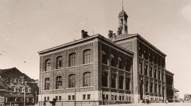 Die Jos-Weiß-Schule, damals noch »Knabenvolksschule Reutlingen« genannt, 1890 – zwei Jahre nach ihrer Einweihung. ARCHIVFOTO: SA