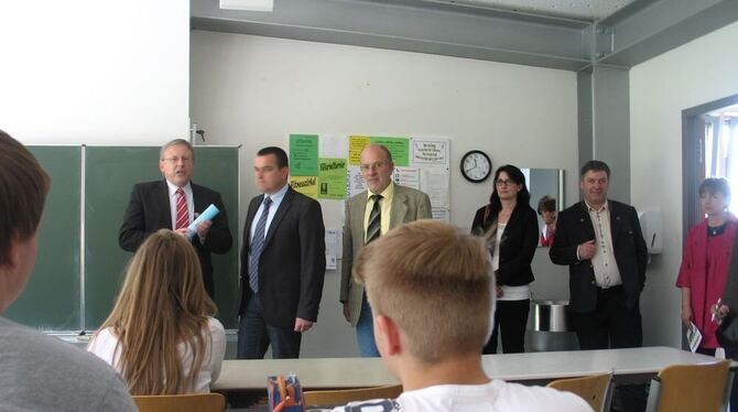 Der Chef des Regierungspräsidiums Tübingen Hermann Strampfer (von links) in der zehnten Klasse der Schillerschule, begleitet von