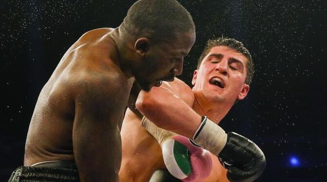 Marco Huck (r) landet einen Treffer am Kopf vono Herausforderer Ola Afolabi. Foto: Hannibal