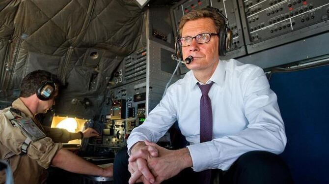 Außenminister Guido Westerwelle (FDP) in der Kanzel einer Transall Maschine. Foto: Nicolas Armer