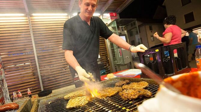 Da läuft das Wasser im Munde zusammen: Allerhand Köstliches vom Grill gab es bei der 4. Langen Einkaufsnacht "Grillen und Genieß