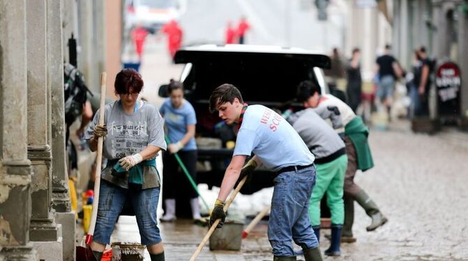 Aufräumarbeiten nach den Fluten in Meißen. FOTO: DPA