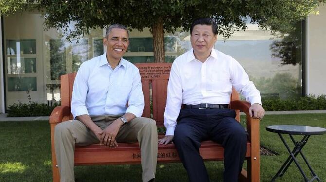 Für die Fotografen sitzen Barack Obama und Chinas Präsident Xi Jinping einträchtig auf der Bank. Foto : Lan Hongguang/ Xinhua