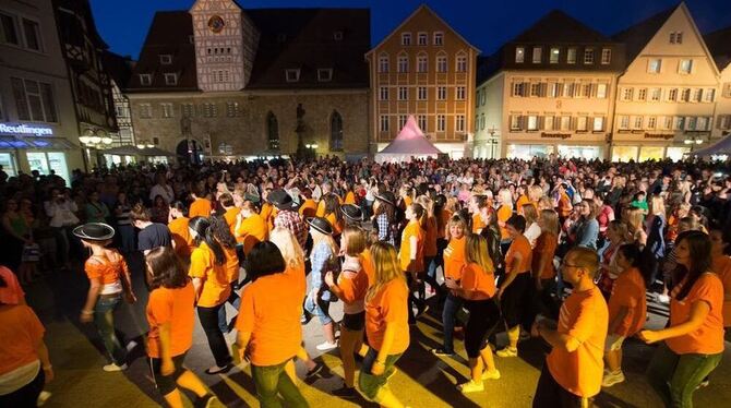 Der Reutlinger Marktplatz war zentrale Anlaufstelle der »Langen Einkaufsnacht«. 30000 Besucher waren unterwegs, schätzte StaRT-G