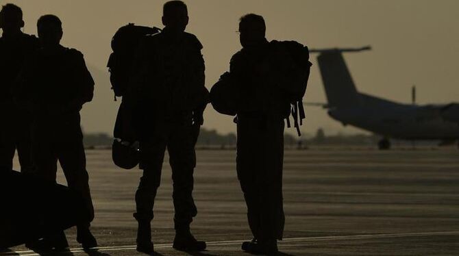 Soldaten auf dem Internationalen Flughafen in Kabul. Foto: Oliver Lang/Archiv