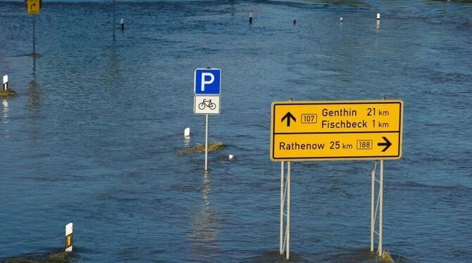 Nach einem Deichbruch an der Elbe bei Fischbeck überflutet das Hochwasser die Straße B 107 zwischen Havelberg und Genthin. Fo