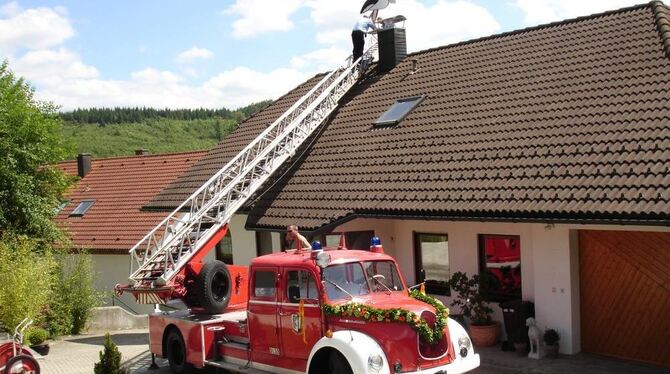 Das LF 8-Fahrzeug der Willmandinger Feuerwehr aus dem Jahr 1963 taugt inzwischen auch als Hochzeitskutsche.  FOTO: PR