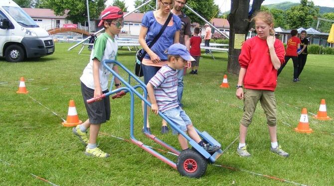 Sackkarren-Rennen: Unterhaltung und viele Mitmachaktionen für die ganze Familie gab es beim Sportevent in Dettingen. FOTO: BÖRNE