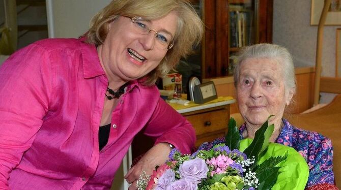 Ulrike Hotz überreichte Albertine Elwert Blumen und zwei Flaschen Wein. FOTO: NIETHAMMER