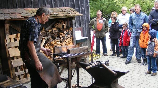 Das Handwerk des Schmieds will gelernt sein. Wie es geht, zeigt er beim Museumsfest in Beuren.  GEA-ARCHIVFOTO