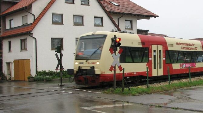 Bislang sind die Engstinger Übergänge über die HzL-Bahnstrecke durch Lichtzeichen gesichert. Künftig sollen sie mit Schranken na