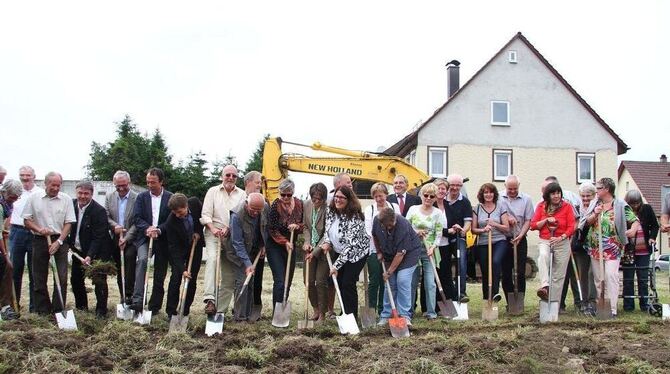 Der erste Spatenstich für das von Bürgern geplante Mehrgenerationenhaus in Dettingen ist getan: In 14 Monaten soll es bezugsfert