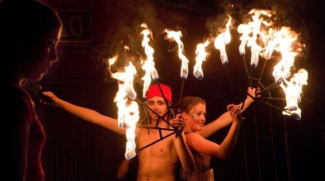 Feuershow: Die Akteure des Zirkus Picobello zeigten sich in Hochform.